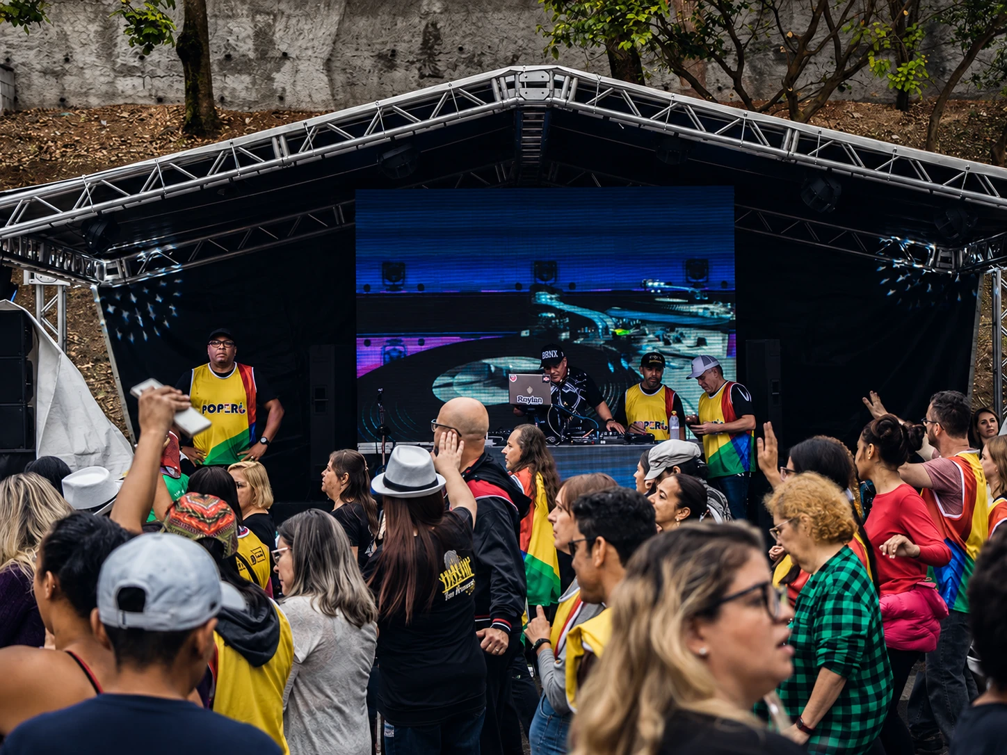 Palco da Festa Poperô com DJ e público