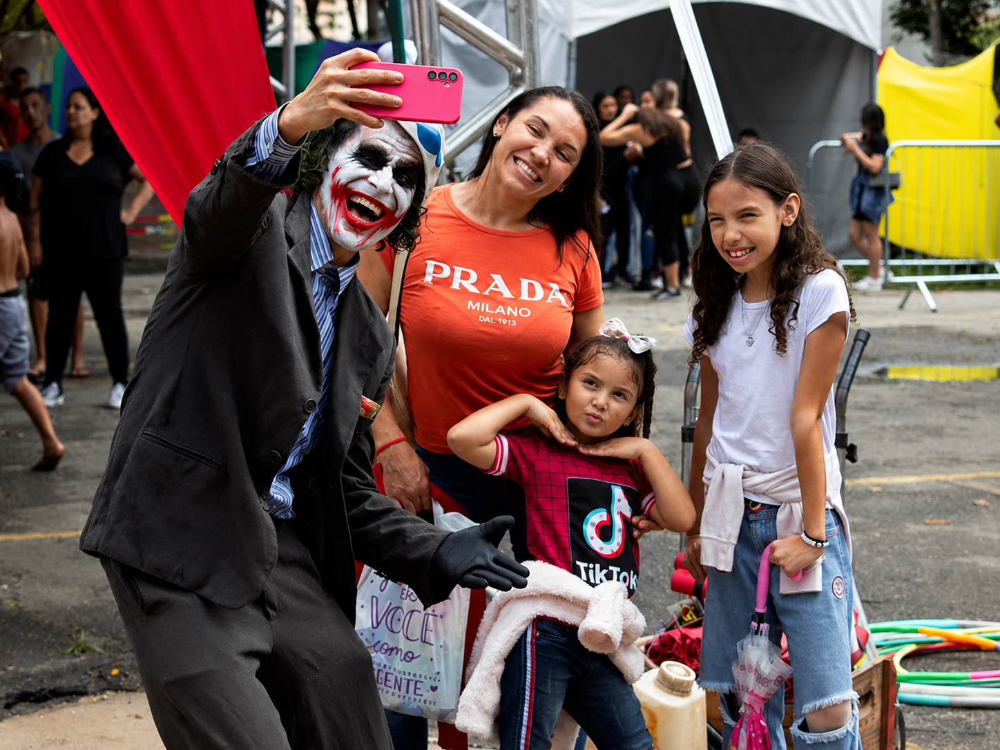 Selfie divertida com personagem e família na Festa Poperô