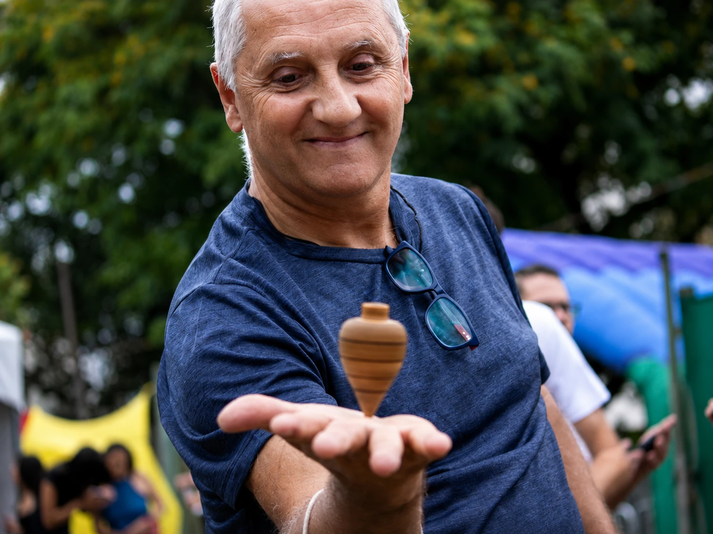 Participante brincando com pião na Festa Poperô